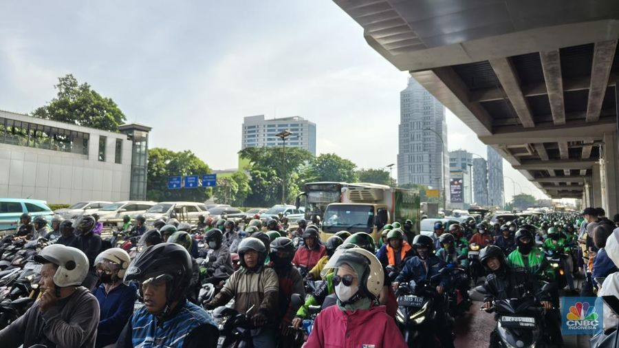Penampakan pengendara sepeda motor di depan Stasiun LRT Pancoran Bank BJB, Jakarta, Rabu (19/11/2025). (CNBC Indonesia/Damiana)
