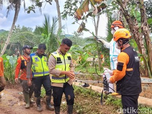 Tim SAR Longsor Cibeunying Disemprot Disinfektan-Divaksin Tetanus