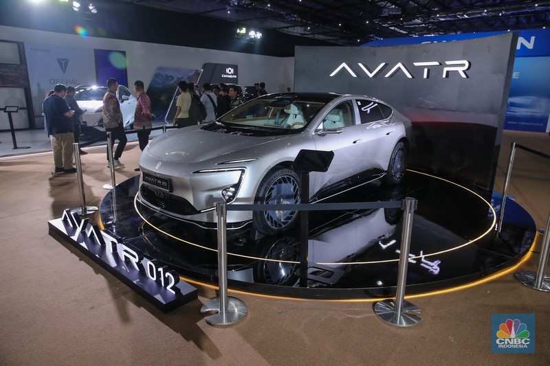 Pengunjung melihat mobil listrik Changan disela-sela peluncuran resmi Changan ke pasar Indonesia di Jakarta, Rabu (19/11/2025). (CNBC Indonesia/Faisal Rahman)