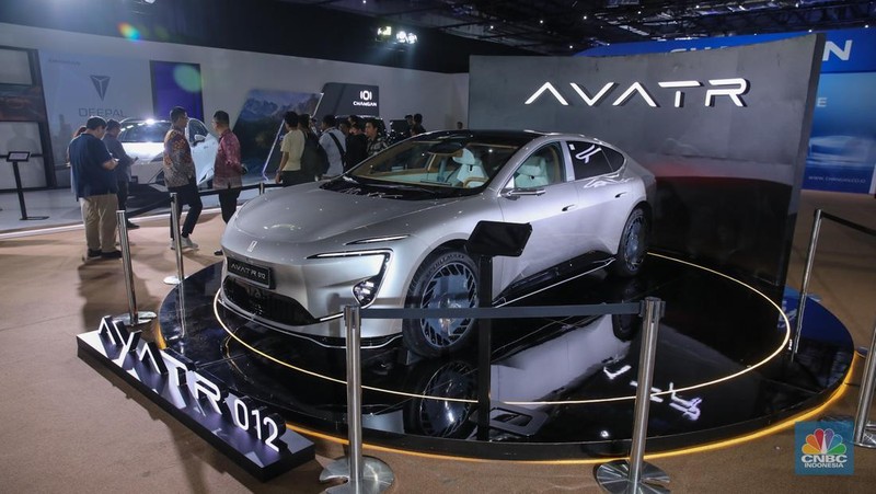 Pengunjung melihat mobil listrik Changan disela-sela peluncuran resmi Changan ke pasar Indonesia di Jakarta, Rabu (19/11/2025). (CNBC Indonesia/Faisal Rahman)