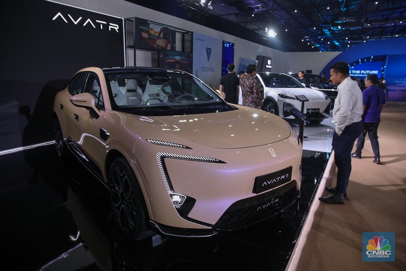 Pengunjung melihat mobil listrik Changan disela-sela peluncuran resmi Changan ke pasar Indonesia di Jakarta, Rabu (19/11/2025). (CNBC Indonesia/Faisal Rahman)