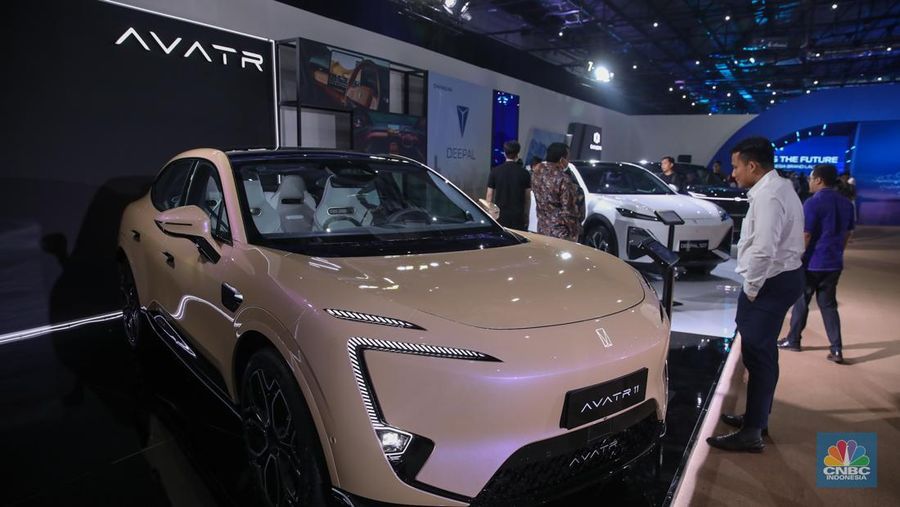 Pengunjung melihat mobil listrik Changan disela-sela peluncuran resmi Changan ke pasar Indonesia di Jakarta, Rabu (19/11/2025). (CNBC Indonesia/Faisal Rahman)