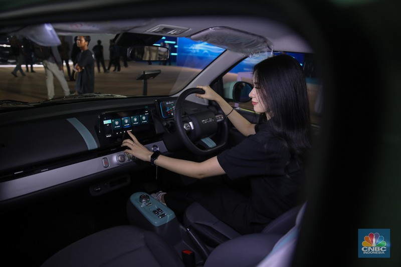 Pengunjung melihat mobil listrik Changan disela-sela peluncuran resmi Changan ke pasar Indonesia di Jakarta, Rabu (19/11/2025). (CNBC Indonesia/Faisal Rahman)