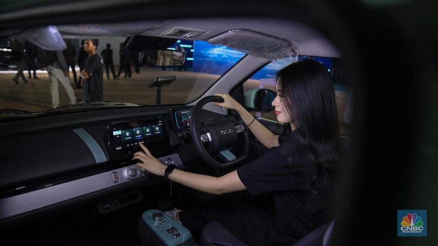 Pengunjung melihat mobil listrik Changan disela-sela peluncuran resmi Changan ke pasar Indonesia di Jakarta, Rabu (19/11/2025). (CNBC Indonesia/Faisal Rahman)