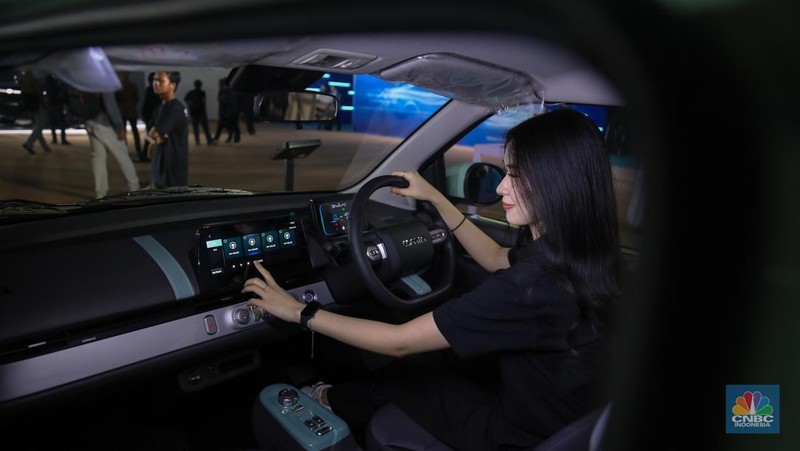 Pengunjung melihat mobil listrik Changan disela-sela peluncuran resmi Changan ke pasar Indonesia di Jakarta, Rabu (19/11/2025). (CNBC Indonesia/Faisal Rahman)