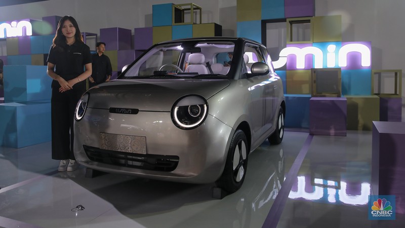 Pengunjung melihat mobil listrik Changan disela-sela peluncuran resmi Changan ke pasar Indonesia di Jakarta, Rabu (19/11/2025). (CNBC Indonesia/Faisal Rahman)