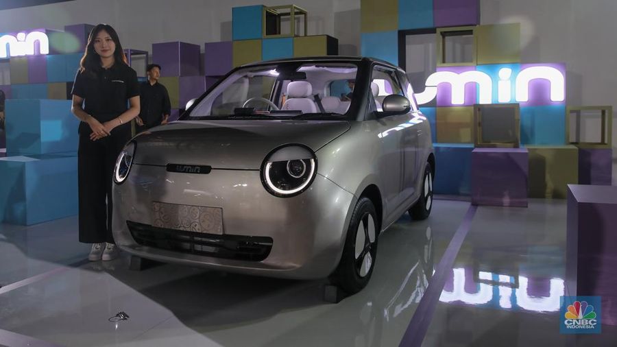 Pengunjung melihat mobil listrik Changan disela-sela peluncuran resmi Changan ke pasar Indonesia di Jakarta, Rabu (19/11/2025). (CNBC Indonesia/Faisal Rahman)