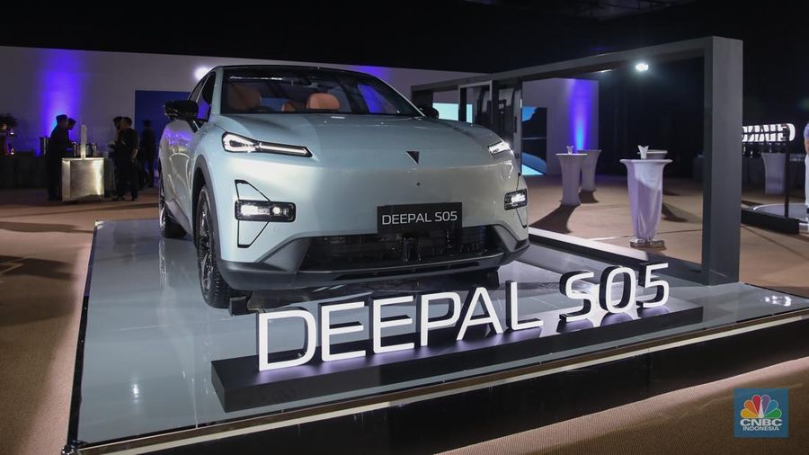 Pengunjung melihat mobil listrik Changan disela-sela peluncuran resmi Changan ke pasar Indonesia di Jakarta, Rabu (19/11/2025). (CNBC Indonesia/Faisal Rahman)