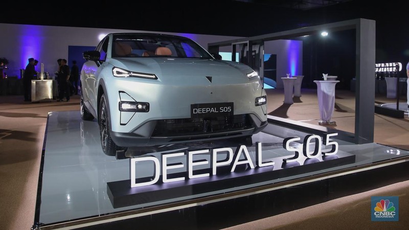 Pengunjung melihat mobil listrik Changan disela-sela peluncuran resmi Changan ke pasar Indonesia di Jakarta, Rabu (19/11/2025). (CNBC Indonesia/Faisal Rahman)