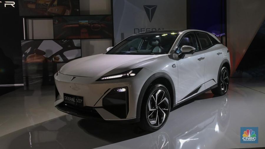 Pengunjung melihat mobil listrik Changan disela-sela peluncuran resmi Changan ke pasar Indonesia di Jakarta, Rabu (19/11/2025). (CNBC Indonesia/Faisal Rahman)