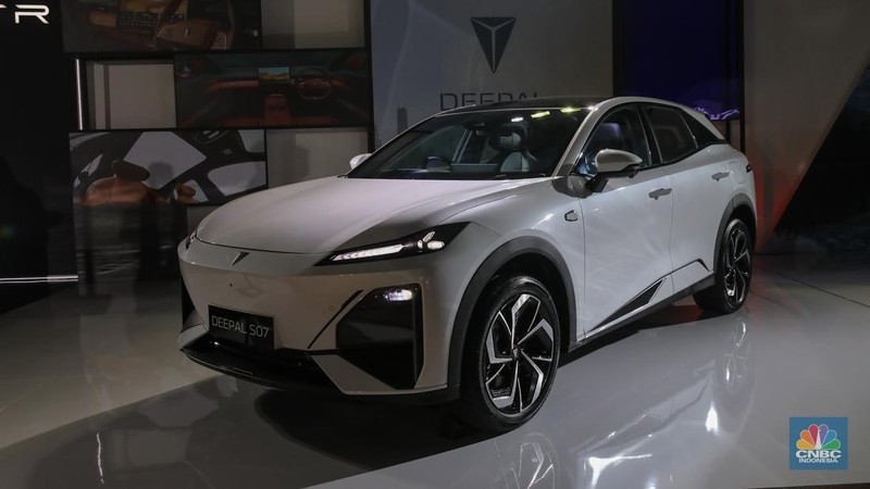 Pengunjung melihat mobil listrik Changan disela-sela peluncuran resmi Changan ke pasar Indonesia di Jakarta, Rabu (19/11/2025). (CNBC Indonesia/Faisal Rahman)