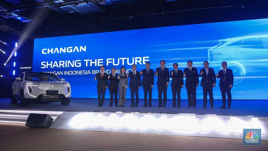 Pengunjung melihat mobil listrik Changan disela-sela peluncuran resmi Changan ke pasar Indonesia di Jakarta, Rabu (19/11/2025). (CNBC Indonesia/Faisal Rahman)