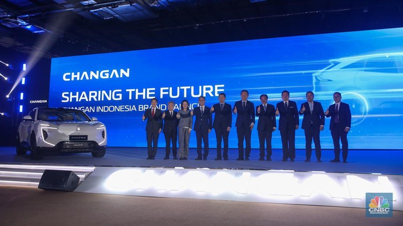 Pengunjung melihat mobil listrik Changan disela-sela peluncuran resmi Changan ke pasar Indonesia di Jakarta, Rabu (19/11/2025). (CNBC Indonesia/Faisal Rahman)