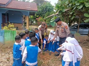 Dari Sekolah hingga Rumah Ibadah, Polres Rohul Tanam Pohon di 26 Titik