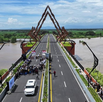 Momen Prabowo Resmikan Jembatan di Jogja, Ada Raja Jawa Hadir