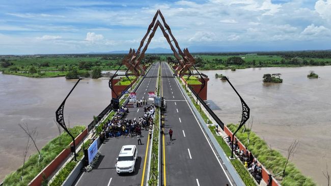 Momen Prabowo Resmikan Jembatan di Jogja, Ada Raja Jawa Hadir