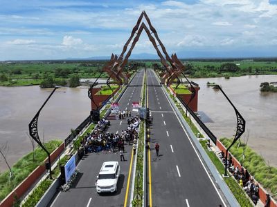 Momen Prabowo Resmikan Jembatan di Jogja, Ada Raja Jawa Hadir