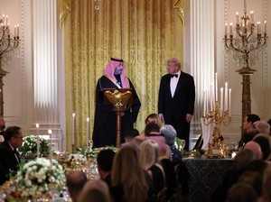 Makan Malam dengan Trump, Putra Mahkota Saudi Bercanda Soal Taruhan Pakai Jas