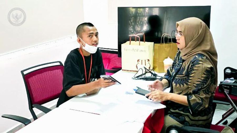 Rizki Nur Fadhilah (RNF), asal Dayeuhkolot, Kabupaten Bandung, tiba di KBRI Phnom Penh dalam keadaan sehat jasmani dan rohani. (Dok. Kemlu)