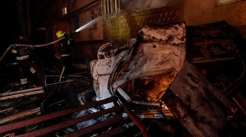 Rescuers evacuate a resident from the apartment building hit by a Russian drone strike, amid Russia's attack on Ukraine, in Kharkiv, Ukraine November 19, 2025. REUTERS/Sofiia Gatilova
