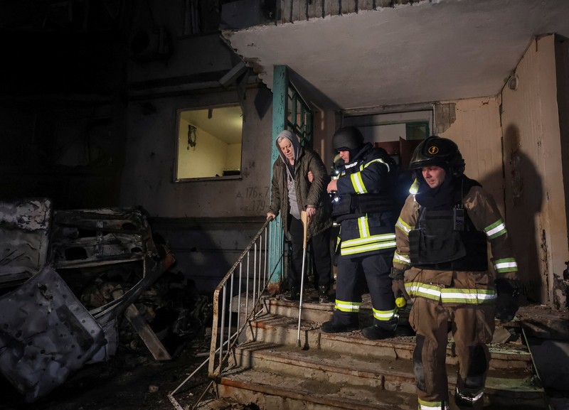 Rescuers evacuate a resident from the apartment building hit by a Russian drone strike, amid Russia's attack on Ukraine, in Kharkiv, Ukraine November 19, 2025. REUTERS/Sofiia Gatilova