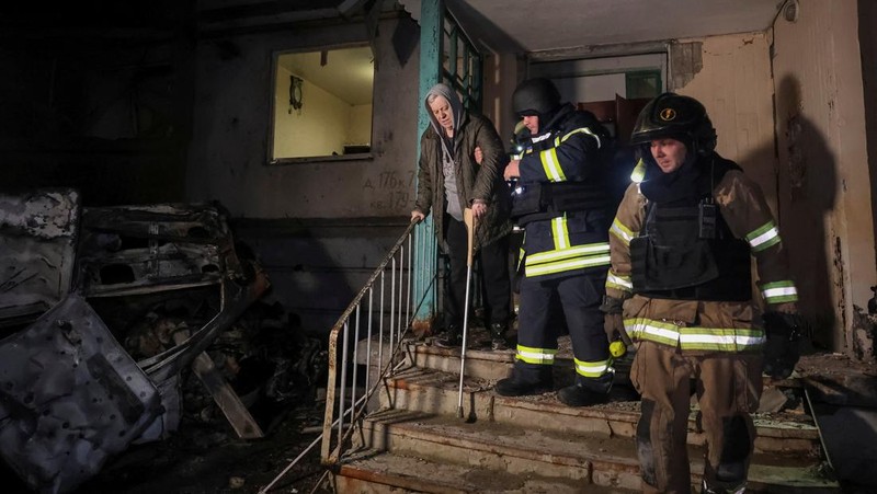 Rescuers evacuate a resident from the apartment building hit by a Russian drone strike, amid Russia's attack on Ukraine, in Kharkiv, Ukraine November 19, 2025. REUTERS/Sofiia Gatilova