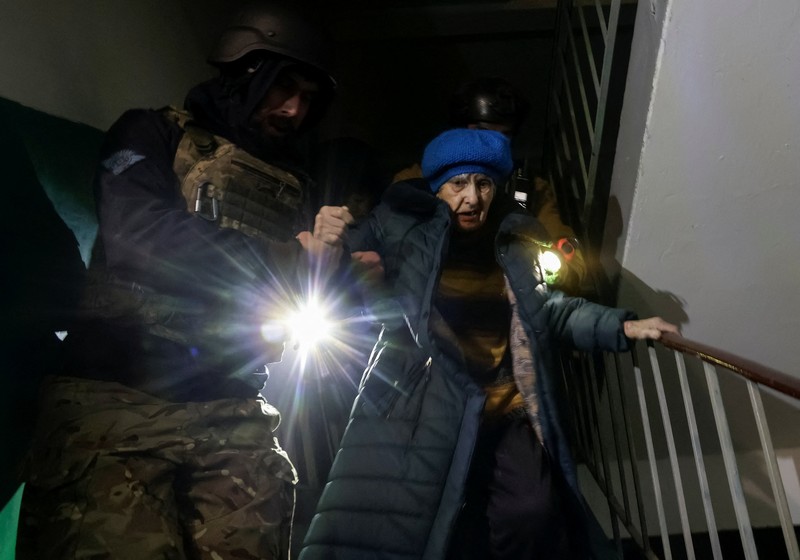 Rescuers evacuate a resident from the apartment building hit by a Russian drone strike, amid Russia's attack on Ukraine, in Kharkiv, Ukraine November 19, 2025. REUTERS/Sofiia Gatilova