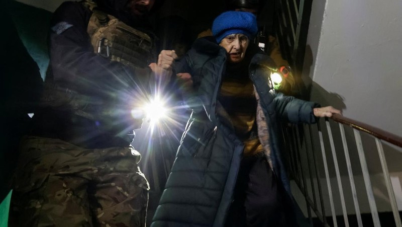 Rescuers evacuate a resident from the apartment building hit by a Russian drone strike, amid Russia's attack on Ukraine, in Kharkiv, Ukraine November 19, 2025. REUTERS/Sofiia Gatilova