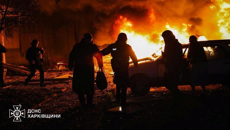Rescuers evacuate a resident from the apartment building hit by a Russian drone strike, amid Russia's attack on Ukraine, in Kharkiv, Ukraine November 19, 2025. REUTERS/Sofiia Gatilova