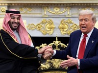 Momen Mesra Trump & Putra Mahkota Arab Saudi, Bawa Makan Ronaldo