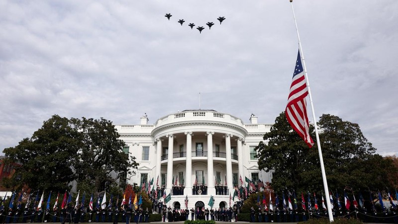 U.S. President Donald Trump and Saudi Crown Prince and Prime Minister Mohammed bin Salman watch a military flyover at the White House in Washington, D.C., U.S., November 18, 2025. REUTERS/Kevin Lamarque     TPX IMAGES OF THE DAY