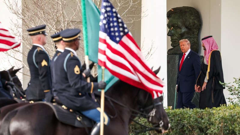 Saudi Crown Prince and Prime Minister Mohammed bin Salman laughs as U.S. President Donald Trump speaks while shaking hands during a meeting in the Oval Office at the White House in Washington, D.C., U.S., November 18, 2025.  REUTERS/Evelyn Hockstein