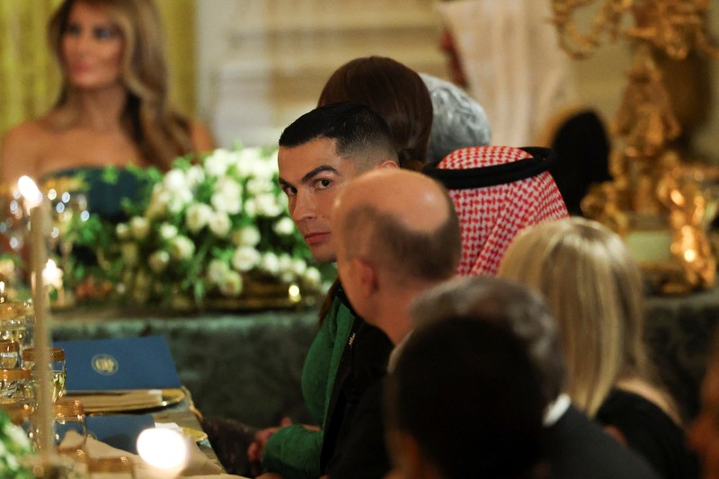 Saudi Crown Prince and Prime Minister Mohammed bin Salman laughs as U.S. President Donald Trump speaks while shaking hands during a meeting in the Oval Office at the White House in Washington, D.C., U.S., November 18, 2025.  REUTERS/Evelyn Hockstein