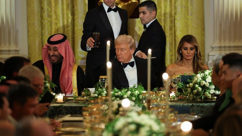 Saudi Crown Prince and Prime Minister Mohammed bin Salman laughs as U.S. President Donald Trump speaks while shaking hands during a meeting in the Oval Office at the White House in Washington, D.C., U.S., November 18, 2025.  REUTERS/Evelyn Hockstein