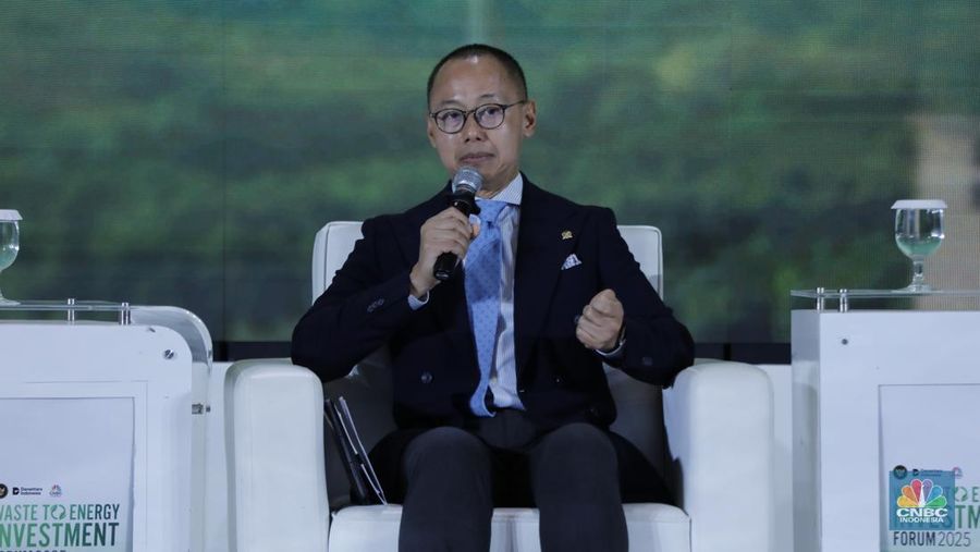 Wakil Ketua MPR RI, Eddy Soeparno memberi pemaparan dalam diskusi panel di acara Waste to Energy Investment Forum 2025 dengan tema &rdquo;Economic Gains, Environmental Wins&rdquo; di Gedung Menara Bank Mega, Jakarta, Rabu (19/11/2025). (CNBC Indonesia/Tri Susilo)