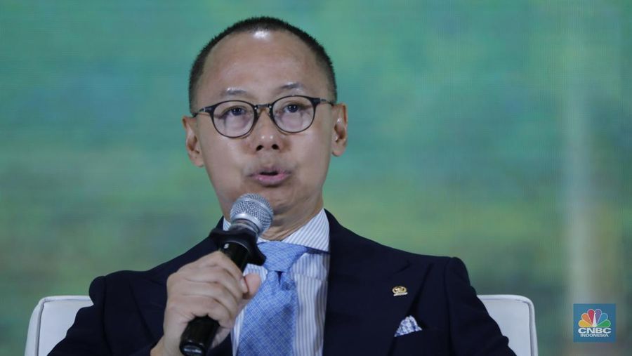 Wakil Ketua MPR RI, Eddy Soeparno memberi pemaparan dalam diskusi panel di acara Waste to Energy Investment Forum 2025 dengan tema &rdquo;Economic Gains, Environmental Wins&rdquo; di Gedung Menara Bank Mega, Jakarta, Rabu (19/11/2025). (CNBC Indonesia/Tri Susilo)