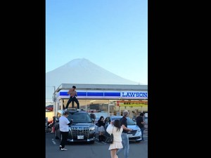 Menari-nari di Atas Mobil Berlatar Gunung Fuji, Youtuber Dikecam