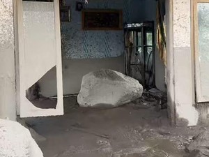 Penampakan Batu Raksasa Guguran Semeru Masuk Rumah Warga Lumajang