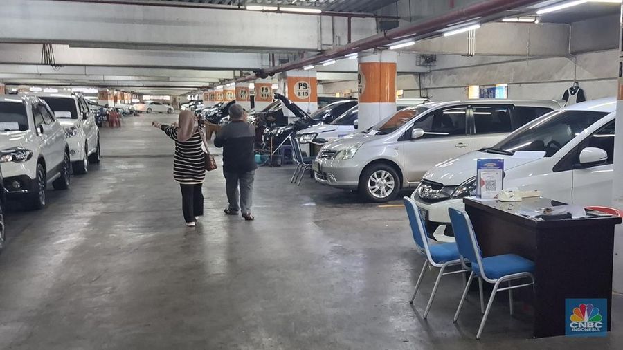 Begini kondisi sentra mobil bekas jelang akhir tahun di WTC Mangga Dua, Jakarta Utara, Kamis (20/11/2025), di mana kondisinya cukup sepi. (CNBC Indonesia/Chandra Dwi Pranata)