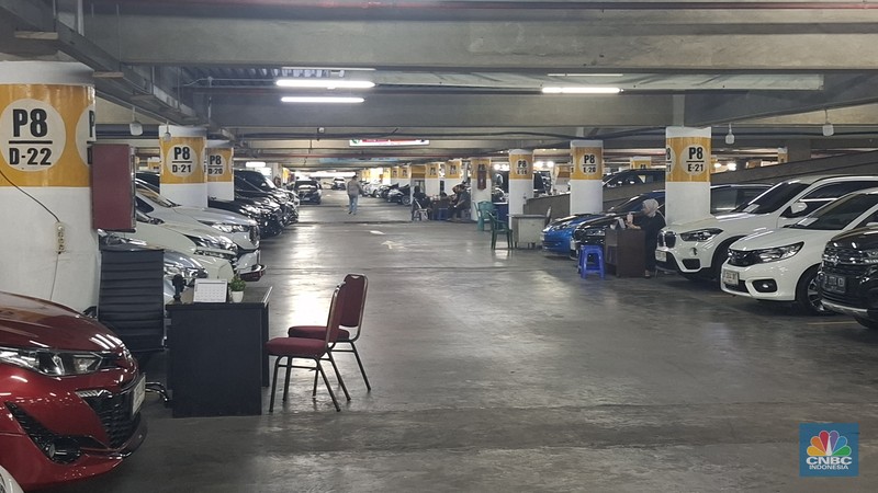 Begini kondisi sentra mobil bekas jelang akhir tahun di WTC Mangga Dua, Jakarta Utara, Kamis (20/11/2025), di mana kondisinya cukup sepi. (CNBC Indonesia/Chandra Dwi Pranata)