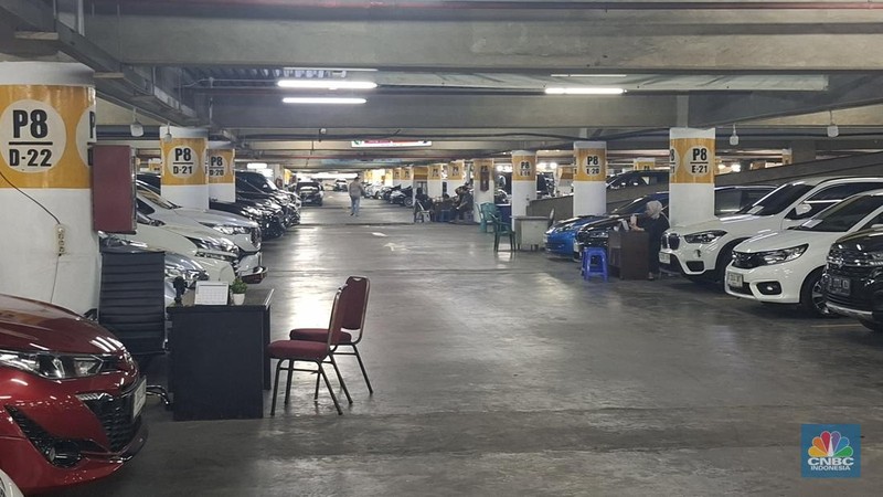 Begini kondisi sentra mobil bekas jelang akhir tahun di WTC Mangga Dua, Jakarta Utara, Kamis (20/11/2025), di mana kondisinya cukup sepi. (CNBC Indonesia/Chandra Dwi Pranata)
