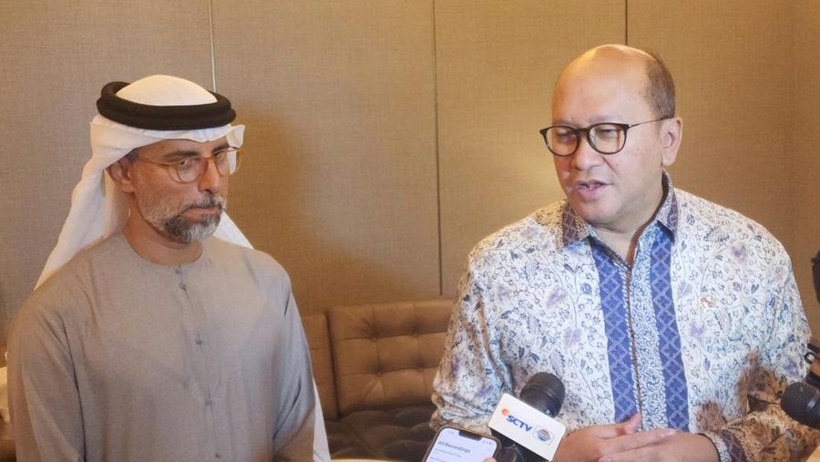 CEO Danatara sekaligus Menteri Investasi Rosan Roeslani bertemu dengan Menteri Energi dan Infrastruktur Uni Emirat Arab (UEA) Suhail Mohamed Al Mazrou di Hotel Langham, Rabu (19/11/2025). (CNBC Indonesia/Tommy)