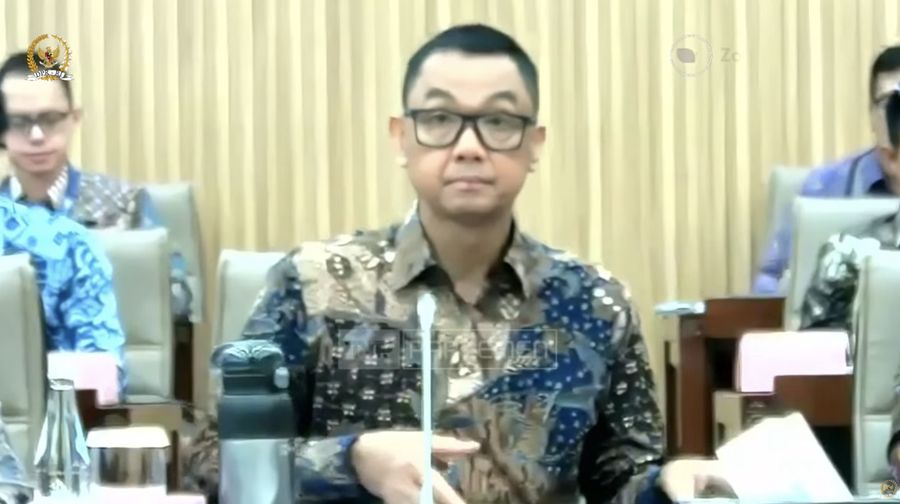 Direktur Utama PT PLN (Persero), Darmawan Prasodjo saat mengikuti rapat dengar pendapat dengan Komisi VI DPR RI, di Komplek parlemen, Jakarta, Kamis (20/11/2025). (Tangkapan Layar Youtube/Komisi VI DPR RI Channel)