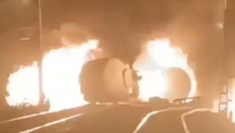 Dua truk tangki bahan bakar terbalik dan terbakar di jalur kereta api di sepanjang perbatasan Wilayah Perm Rusia dan Wilayah Sverdlovsk pada Rabu (19/11/2025). (Tangkapan Layar Video instagram/p.k.81)