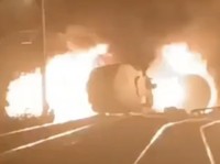 Ledakan Besar! 2 Truk Tangki BBM Tabrakan, Terbalik & Terbakar