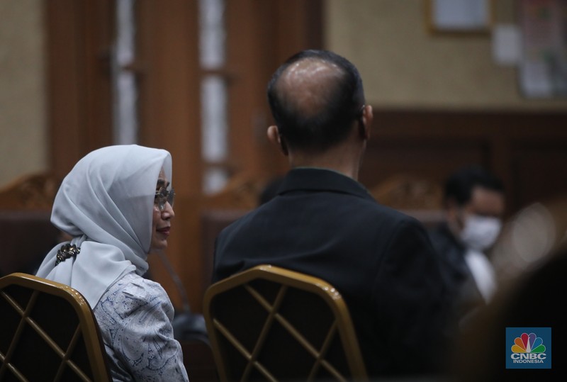 Eks Direktur Utama PT Angkutan Sungai, Danau, dan Penyeberangan (ASDP) Indonesia Ferry (Persero) Ira Puspadewi dan dua terdakwa lainnya, mantan Direktur Komersial dan Pelayanan PT ASDP Ferry, Yusuf Hadi, dan mantan Direktur Perencanaan dan Pengembangan PT ASDP Ferry, Harry Muhammad Adhi Caksono menghadapi sidang pembacaan putusan atau vonis di Pengadilan Tipikor, Jakarta, Kamis (20/11/2025). (CNBC Indonesia/Faisal Rahman)