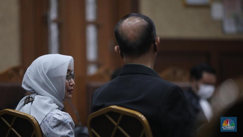 Eks Direktur Utama PT Angkutan Sungai, Danau, dan Penyeberangan (ASDP) Indonesia Ferry (Persero) Ira Puspadewi dan dua terdakwa lainnya, mantan Direktur Komersial dan Pelayanan PT ASDP Ferry, Yusuf Hadi, dan mantan Direktur Perencanaan dan Pengembangan PT ASDP Ferry, Harry Muhammad Adhi Caksono menghadapi sidang pembacaan putusan atau vonis di Pengadilan Tipikor, Jakarta, Kamis (20/11/2025). (CNBC Indonesia/Faisal Rahman)