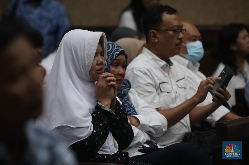 Eks Direktur Utama PT Angkutan Sungai, Danau, dan Penyeberangan (ASDP) Indonesia Ferry (Persero) Ira Puspadewi dan dua terdakwa lainnya, mantan Direktur Komersial dan Pelayanan PT ASDP Ferry, Yusuf Hadi, dan mantan Direktur Perencanaan dan Pengembangan PT ASDP Ferry, Harry Muhammad Adhi Caksono menghadapi sidang pembacaan putusan atau vonis di Pengadilan Tipikor, Jakarta, Kamis (20/11/2025). (CNBC Indonesia/Faisal Rahman)