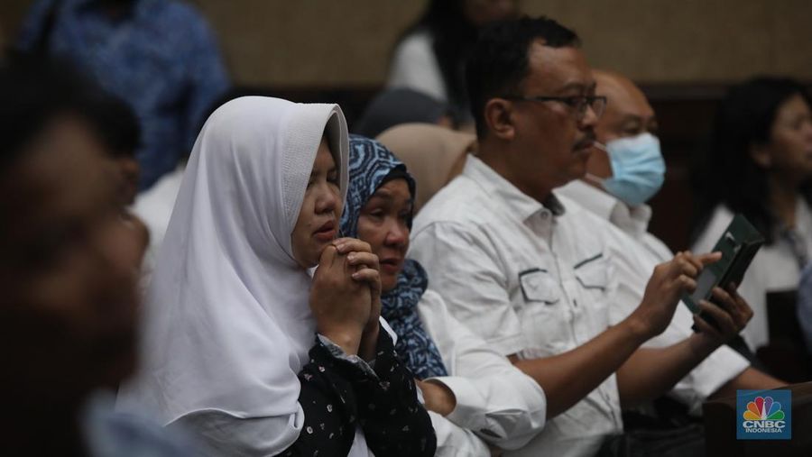 Eks Direktur Utama PT Angkutan Sungai, Danau, dan Penyeberangan (ASDP) Indonesia Ferry (Persero) Ira Puspadewi dan dua terdakwa lainnya, mantan Direktur Komersial dan Pelayanan PT ASDP Ferry, Yusuf Hadi, dan mantan Direktur Perencanaan dan Pengembangan PT ASDP Ferry, Harry Muhammad Adhi Caksono menghadapi sidang pembacaan putusan atau vonis di Pengadilan Tipikor, Jakarta, Kamis (20/11/2025). (CNBC Indonesia/Faisal Rahman)