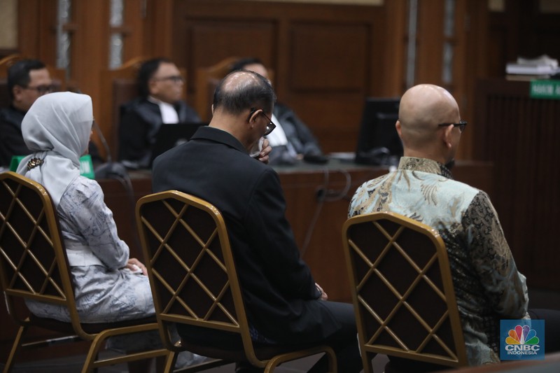 Eks Direktur Utama PT Angkutan Sungai, Danau, dan Penyeberangan (ASDP) Indonesia Ferry (Persero) Ira Puspadewi dan dua terdakwa lainnya, mantan Direktur Komersial dan Pelayanan PT ASDP Ferry, Yusuf Hadi, dan mantan Direktur Perencanaan dan Pengembangan PT ASDP Ferry, Harry Muhammad Adhi Caksono menghadapi sidang pembacaan putusan atau vonis di Pengadilan Tipikor, Jakarta, Kamis (20/11/2025). (CNBC Indonesia/Faisal Rahman)